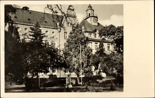 Ak Bischofswerda, Grundschule mit OdF Denkmal