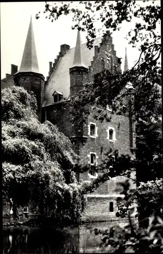 Ak Gemert Bakel Nordbrabant Niederlande, Paters van de H. Geest Kasteel, Donjon met slotgracht