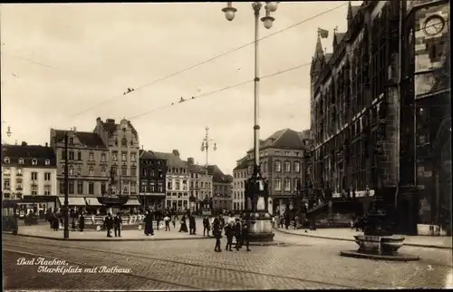 Ak Aachen in Nordrhein Westfalen, Marktplatz, Rathaus, Brunnen, Passanten, Häuser