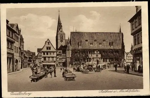 Ak Quedlinburg im Harz, Partie am Marktplatz mit Blick auf das Rathaus