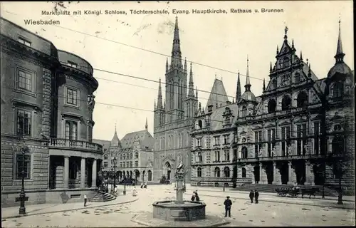 Ak Wiesbaden in Hessen, Königl. Schloss, Töchterschule, Evang. Hauptkirche, Rathaus und Brunnen