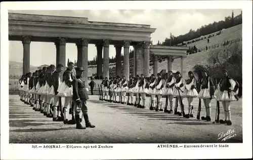 Ak Athen Griechenland, Euzones devant le Stade