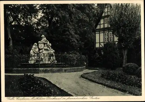 Ak Celle in Niedersachsen, Carolinen Mathilden Denkmal im französischen Garten