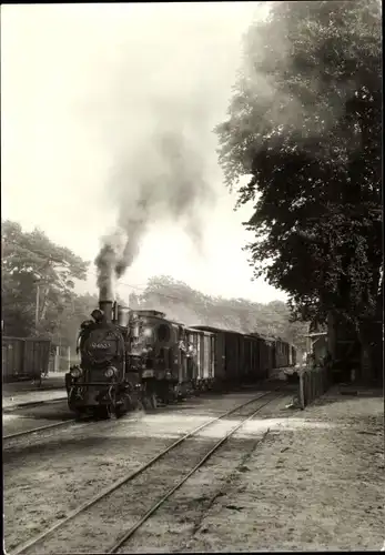 Ak Ostseebad Göhren auf Rügen, Schmalspurbahn Putbus Göhren, abfahrender Personenzug, 1970