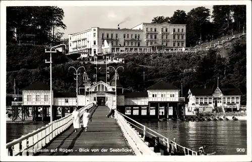 Ak Ostseebad Sellin auf Rügen, Blick von der Seebrücke auf die Kurgebäude