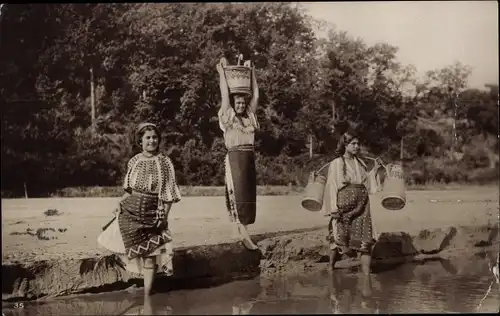Ak Rumänien, Bäuerinnen holen Wasser vom Fluss