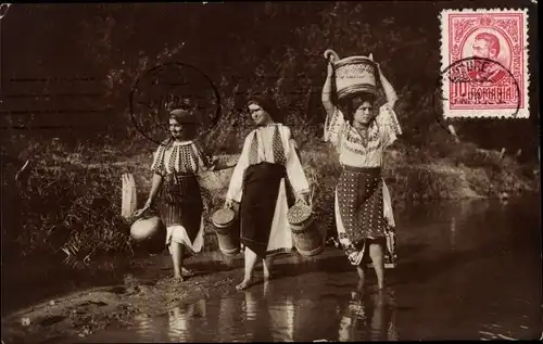 Ak Rumänien, Rumänische Bäuerinnen beim Wasserholen