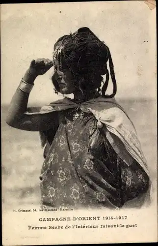 Ak Campagne d'Orient 1914 à 1916, Femme Serve de l'interieur faisant le guel
