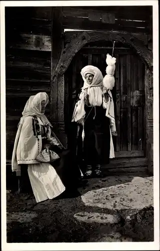 Ak Bäuerinnen aus den Karpaten mit Spinnnadel