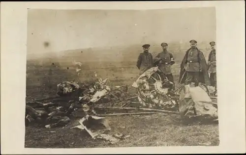 Foto Ak Deutsche Soldaten in Uniformen neben einem Flugzeugwrack, I WK