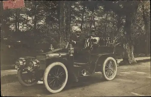 Foto Ak Mann in einem Automobil