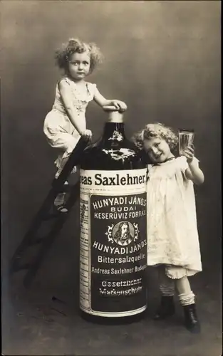 Ak Zwei Mädchen mit Hunyadi Janos Budai Keserubiz Forras, Bittersalzquelle, Bitterwasser, Reklame