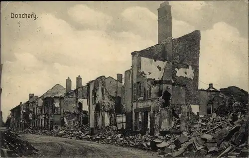 Ak Donchery Ardennes, zerstörte Häuser
