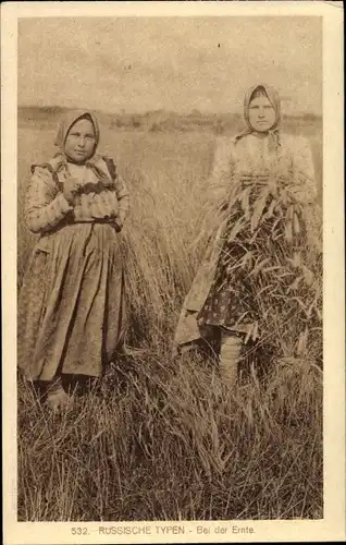 Ak Russland, Bäuerinnen in typischer Tracht bei der Ernte