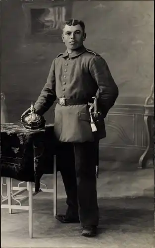 Foto Ak Deutscher Soldat in Uniform, Standportrait
