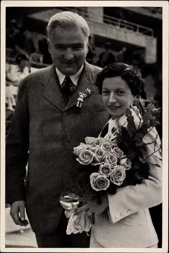 Sammelbild Olympia 1936, Florettfechterin Ilona Elek Schacherer mit ihrem Vater