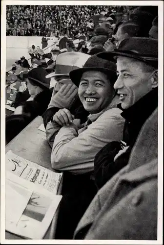 Sammelbild Olympia 1936, Japanische Sportjournalisten auf der Pressetribüne im Eisstadion