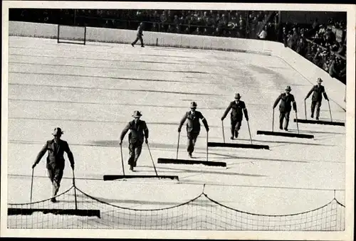 Sammelbild Olympia 1936, Petersburger Schlittenfahrt, Säubern der Eisfläche, Werdenfelser Tracht