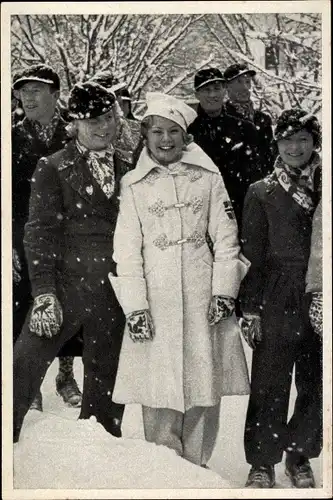 Sammelbild Olympia 1936, Olympische Winterspiele, Sonja Henie wartet vor dem Einmarsch ins Stadion