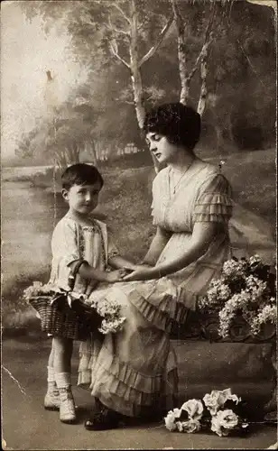 Ak Mutter mit Kind, Blumenkorb