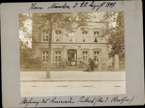 Foto Hann. Münden in Niedersachsen, Mann vor der Wohnung von Puttrich 1899