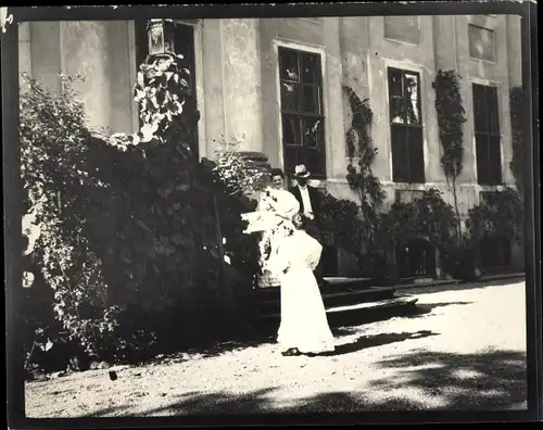 Foto Meseberg Gransee in Brandenburg, Personen vor einem Haus, Eigentümer Lessing, Erntedankfest