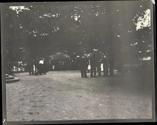 Foto Meseberg Gransee in Brandenburg, Menschengruppe, Straßenpartie, 1908, Erntedankfest