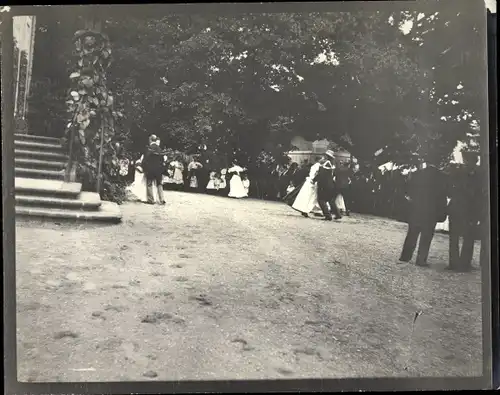 Foto Meseberg Gransee in Brandenburg, Menschengruppe, Straßenpartie, 1908, Erntedankfest