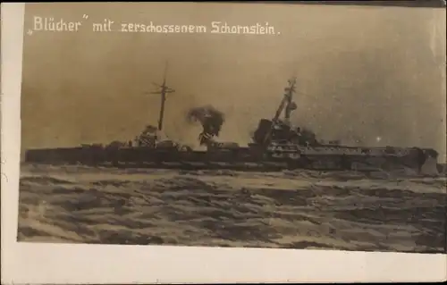 Foto Ak Deutsches Kriegsschiff, SMS Blücher mit zerschossenem Schornstein