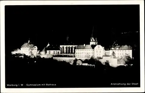 Ak Warburg in Westfalen, Gymnasium mit Rathaus, Anstrahlung der Stadt bei Nacht