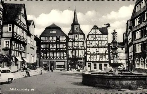 Ak Fritzlar in Hessen, Marktplatz, Brunnen, Fachwerkhäuser