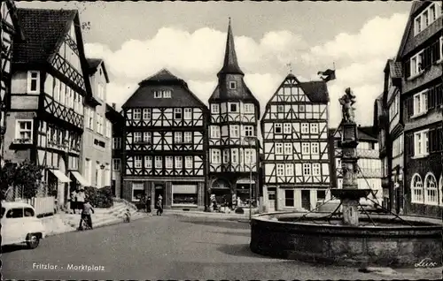 Ak Fritzlar in Hessen, Marktplatz, Brunnen, Fachwerkhäuser