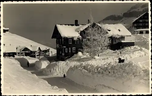 Foto Ak Ort in den Alpen im Winter, Schnee