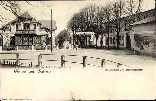 Ak Satrup in Angeln, Doktorhaus und Bahnhofshotel