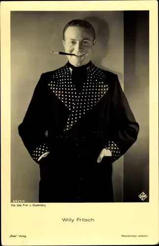 Ak Schauspieler Willy Fritsch, Standportrait, Zigarette