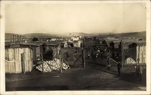 Foto Ak Blick auf ein Kriegsgefangenenlager, Baracken