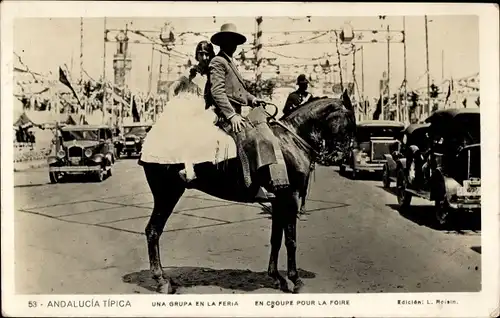 Ak Andalusien, Una grupa en la Feria, Paar in Tracht, Reiter, Autos