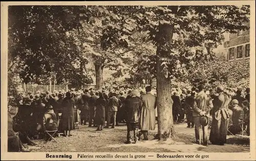 Ak Beauraing Wallonien Namur, Pelerins recueillis devant la grotte