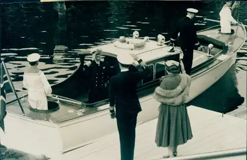 Foto Haakon VII, König von Norwegen auf einem Motorboot, Juliana der Niederlande, Prinz Bernhard