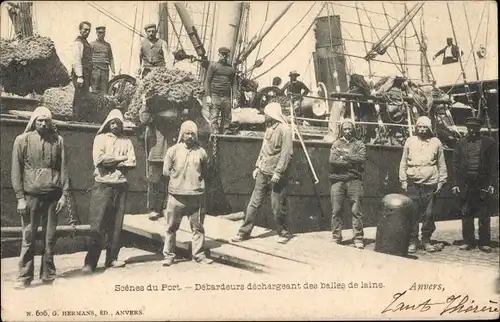 Ak Antwerpen Anvers Flandern, Debardeurs dechargeant des balles de laine, Schiff, Hafen