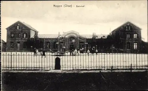 Ak Noyon Oise, La Gare, Blick auf den Bahnhof, Vorplatz