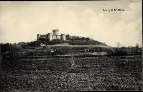 Ak Coucy le Château Aisne, Blick zum Schloss