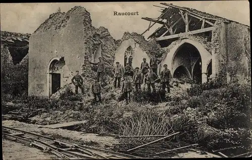 Ak Raucourt Meurthe et Moselle, Soldaten an bombardierter Kirche