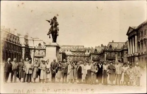 Foto Ak Versailles Yvelines, Palais, Gruppenfoto