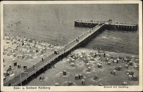 Ak Kołobrzeg Ostseebad Kolberg Pommern, Strand mit Seesteg, Luftbild
