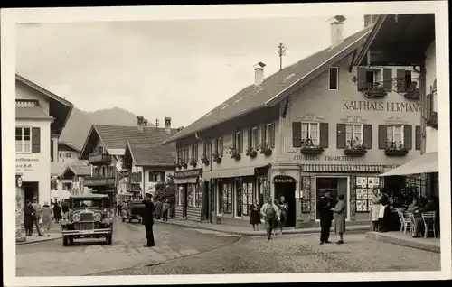 Foto Ak Oberammergau in Oberbayern, Kaufhaus, Straßenpartie, Auto