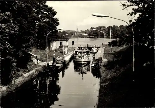 Ak Fürstenberg an der Havel, Motorschiff Zeuthen in der Schleuse