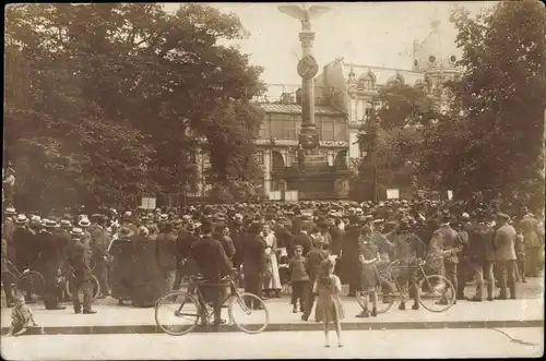 Foto Ak Erfurt in Thüringen, Menschenmenge, Redner auf dem Kriegerdenkmal