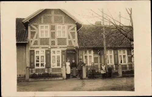 Foto Ak Rugensee Lübstorf in Mecklenburg, Personen vor einer Handlung, Maggi Reklameschild
