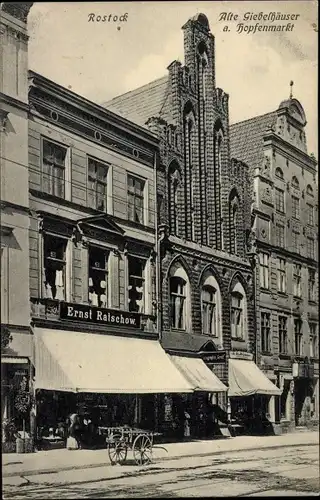 Ak Rostock in Mecklenburg Vorpommern, Alte Giebelhäuser am Hopfenmarkt, Handlung